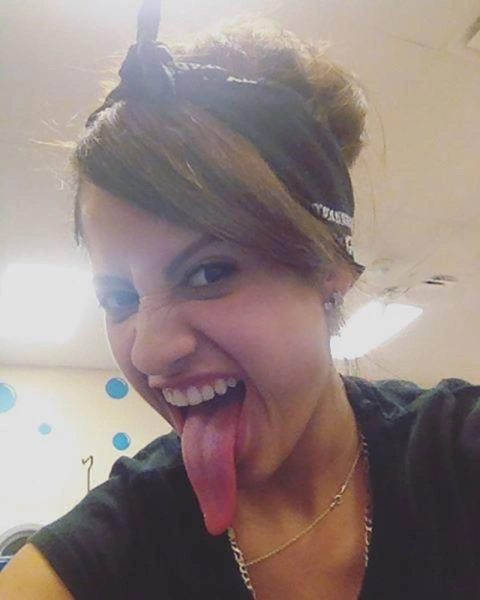 Мешканка Венесуели стала відомою завдяки довгій мові (16 фото) – фото 12