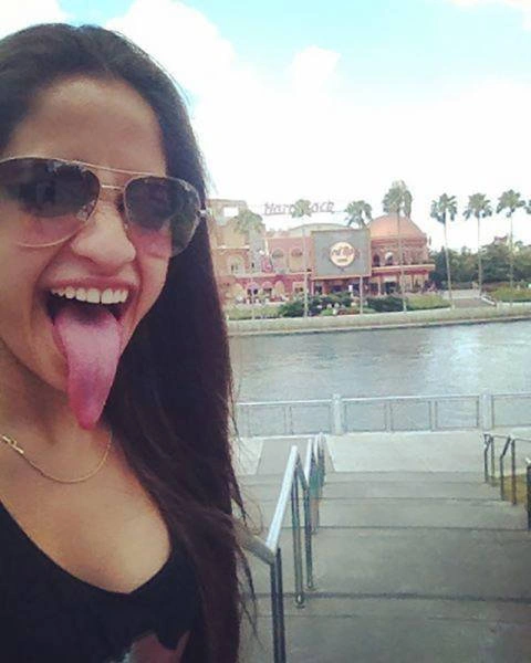 Мешканка Венесуели стала відомою завдяки довгій мові (16 фото) – фото 15