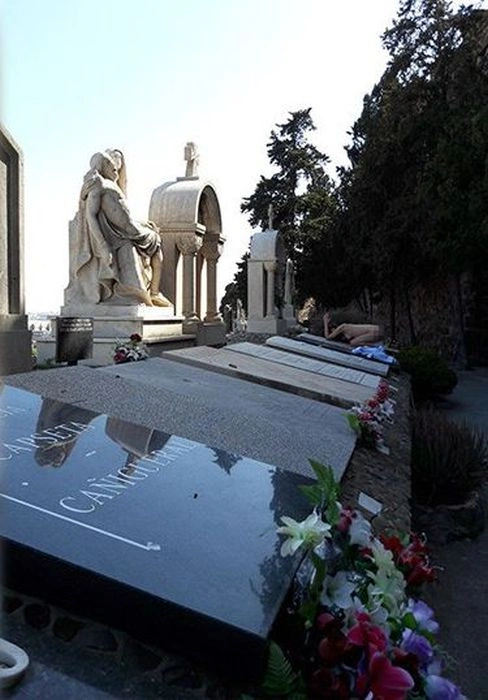 Порноактриса Катерина Макарова (Macy Ssens) провела відверту фотосесію на барселонському цвинтарі (8 фото) – фото 4