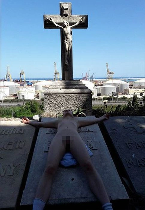 Порноактриса Катерина Макарова (Macy Ssens) провела відверту фотосесію на барселонському цвинтарі (8 фото) – фото 7