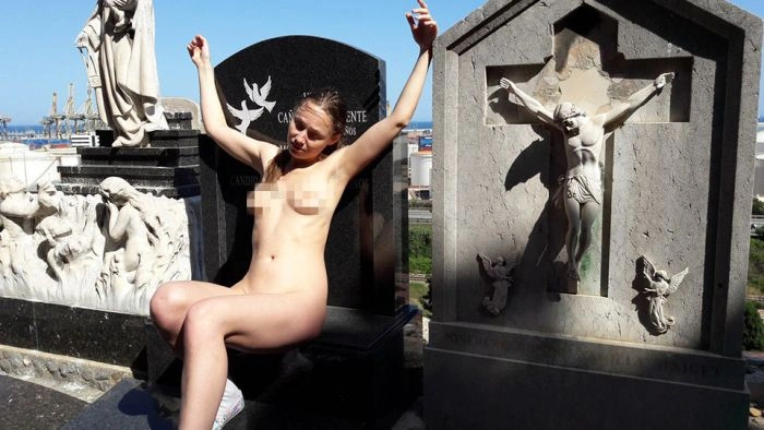 Порноактриса Катерина Макарова (Macy Ssens) провела відверту фотосесію на барселонському цвинтарі (8 фото) – фото 8