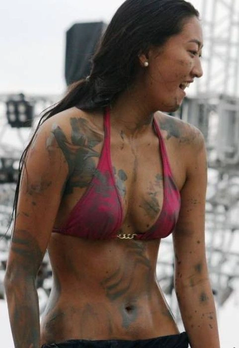 Учасниці корейського грязевого фестивалю Boryeong Mud (29 фото) – фото 4