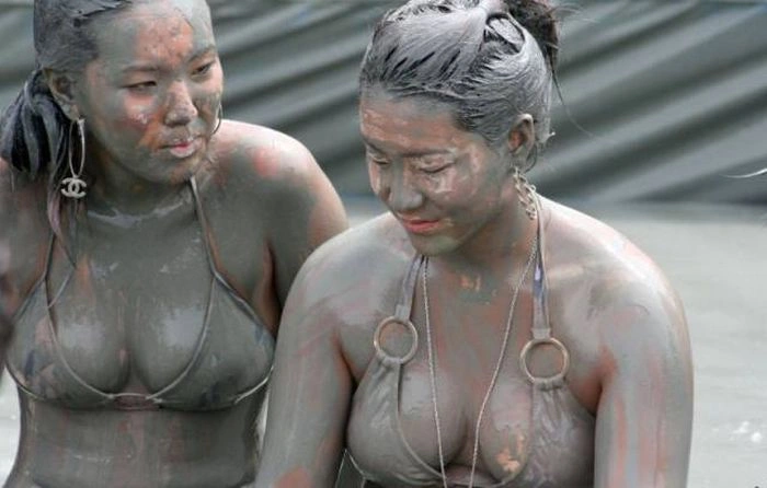 Учасниці корейського грязевого фестивалю Boryeong Mud (29 фото) – фото 9