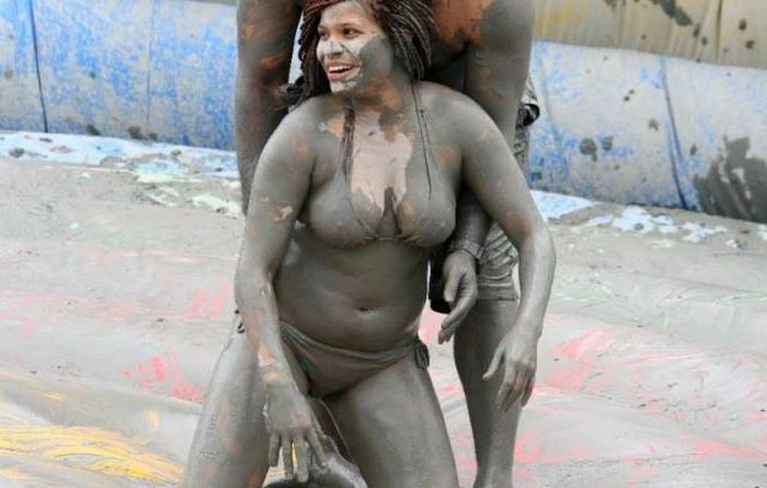 Учасниці корейського грязевого фестивалю Boryeong Mud (29 фото) – фото 21