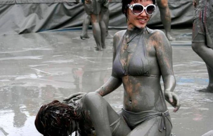 Учасниці корейського грязевого фестивалю Boryeong Mud (29 фото) – фото 28