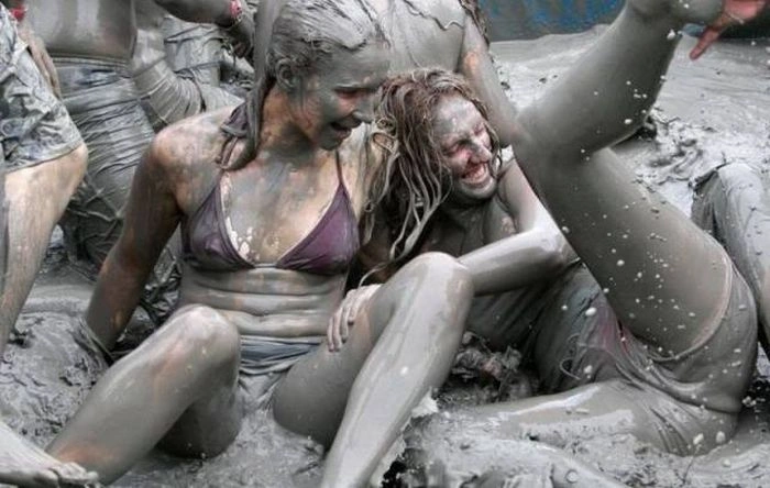 Учасниці корейського грязевого фестивалю Boryeong Mud (29 фото) – фото 29
