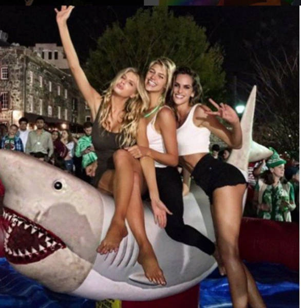 Модель Келлі Рорбах зіграла роль Памели Андерсон у фільмі "Спасателі з Малібу" (24 фото) – фото 18