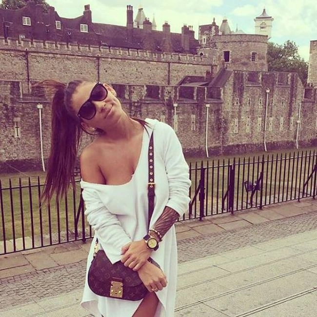 Чарівна румунська телеведуча Роксана Ванча (29 фото) – фото 1