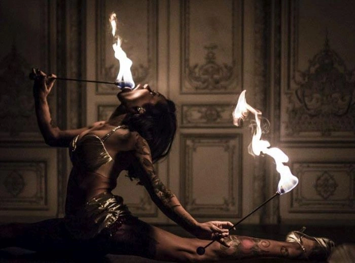 Колишня мормонка стала найнезвичайнішим ковзачем мечів у світі (17 фото) – фото 1