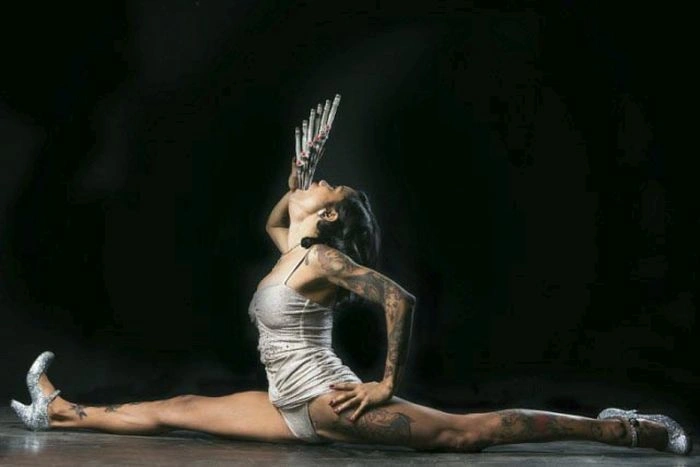 Колишня мормонка стала найнезвичайнішим ковзачем мечів у світі (17 фото) – фото 8