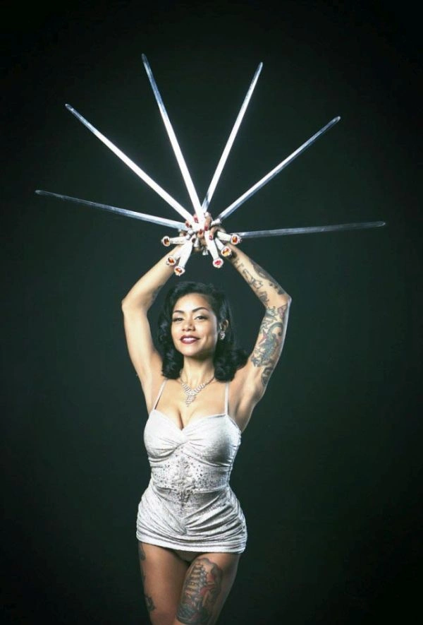 Колишня мормонка стала найнезвичайнішим ковзачем мечів у світі (17 фото) – фото 9