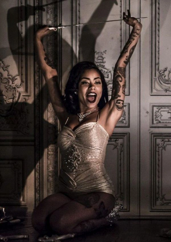 Колишня мормонка стала найнезвичайнішим ковзачем мечів у світі (17 фото) – фото 11