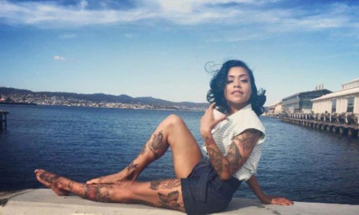 Колишня мормонка стала найнезвичайнішим ковзачем мечів у світі (17 фото) – фото 12