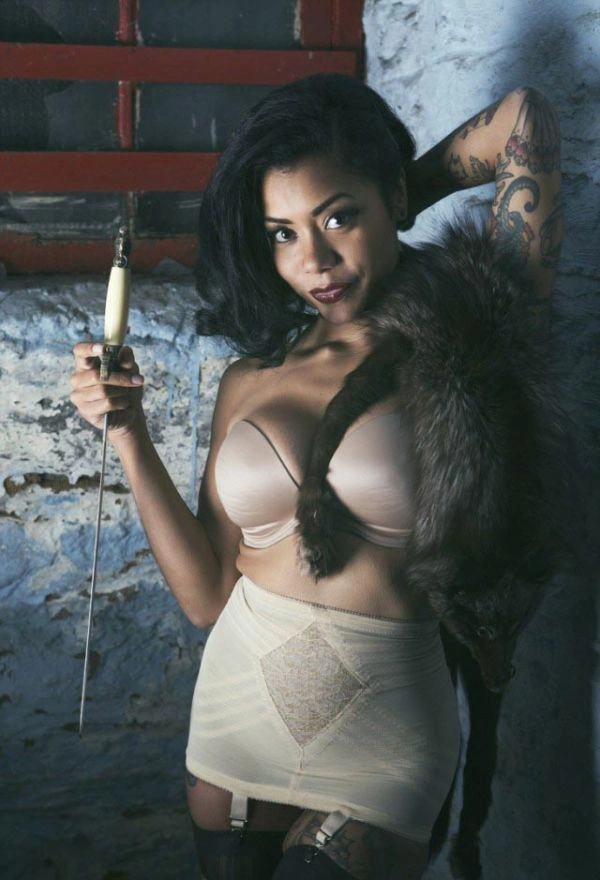 Колишня мормонка стала найнезвичайнішим ковзачем мечів у світі (17 фото) – фото 17