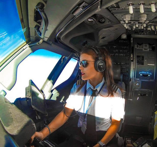 Дівчина-пілот подорожує світом і демонструє пози з йоги (24 фото)