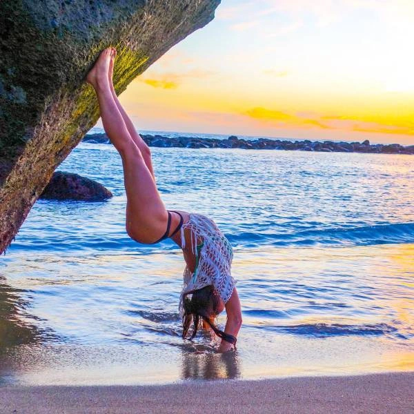 Дівчина-пілот подорожує світом і демонструє пози з йоги (24 фото) – фото 6