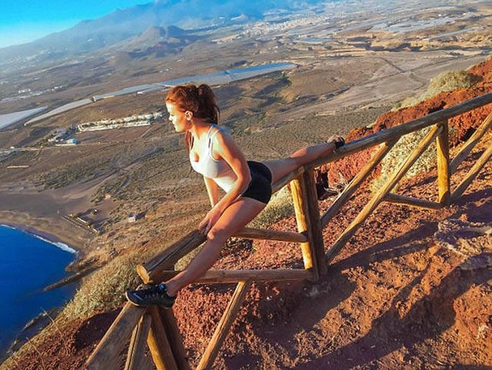 Дівчина-пілот подорожує світом і демонструє пози з йоги (24 фото) – фото 7