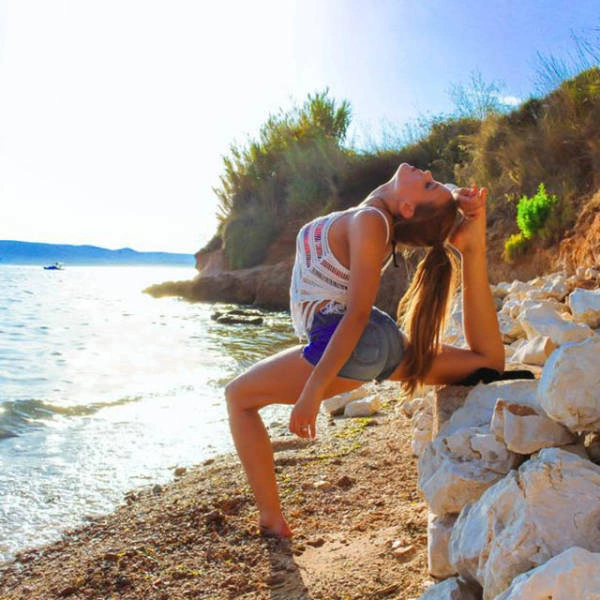 Дівчина-пілот подорожує світом і демонструє пози з йоги (24 фото) – фото 9