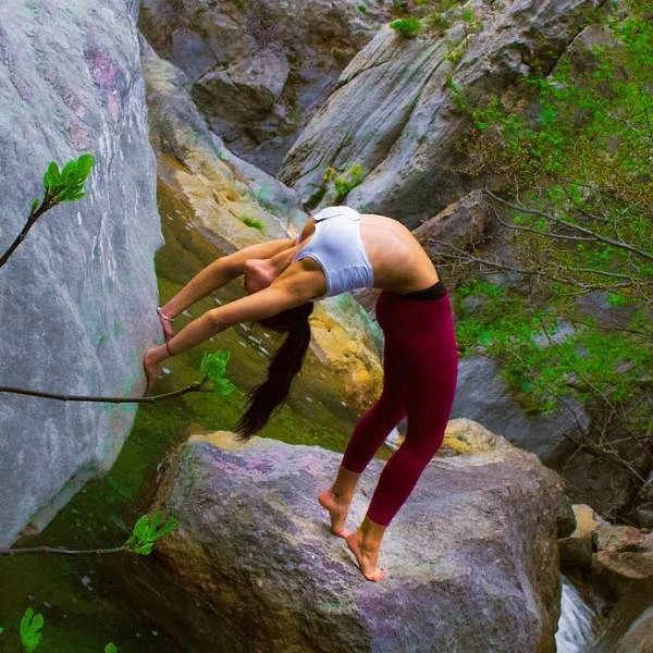 Дівчина-пілот подорожує світом і демонструє пози з йоги (24 фото) – фото 10