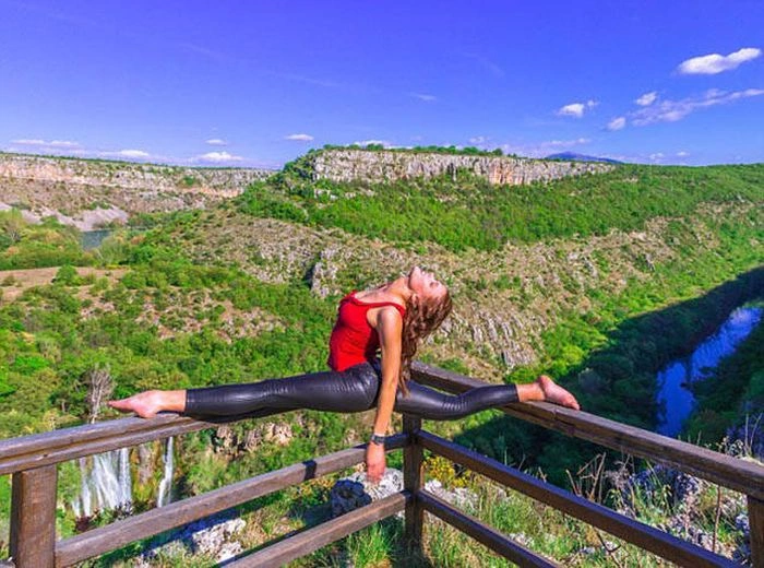 Дівчина-пілот подорожує світом і демонструє пози з йоги (24 фото) – фото 13