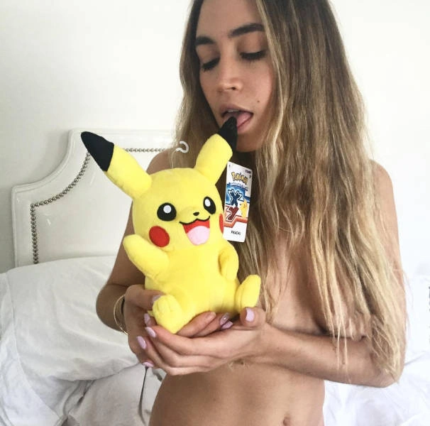 Сестри-близнятки роблять відверті фото з іграшками, після чого продають їх (13 фото) – фото 4