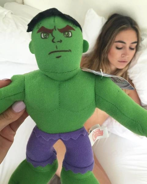 Сестри-близнятки роблять відверті фото з іграшками, після чого продають їх (13 фото) – фото 6