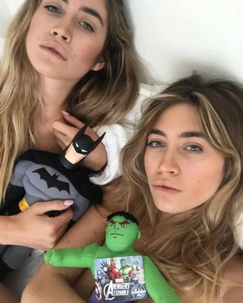 Сестри-близнятки роблять відверті фото з іграшками, після чого продають їх (13 фото) – фото 7