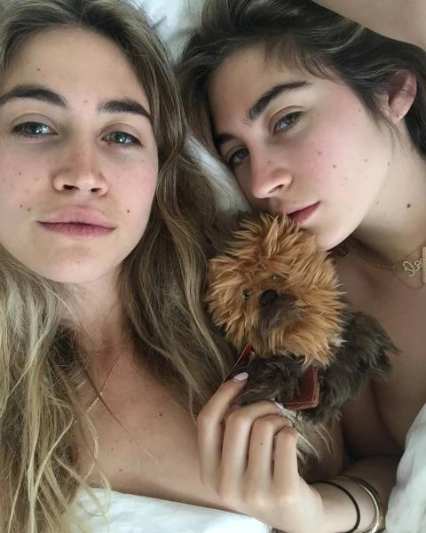 Сестри-близнятки роблять відверті фото з іграшками, після чого продають їх (13 фото) – фото 8