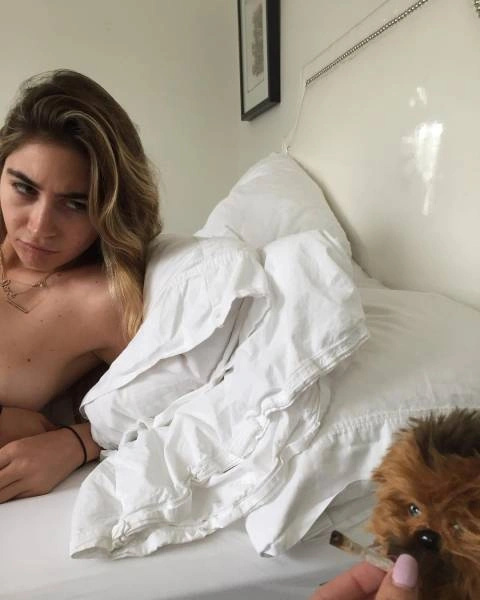 Сестри-близнятки роблять відверті фото з іграшками, після чого продають їх (13 фото) – фото 9