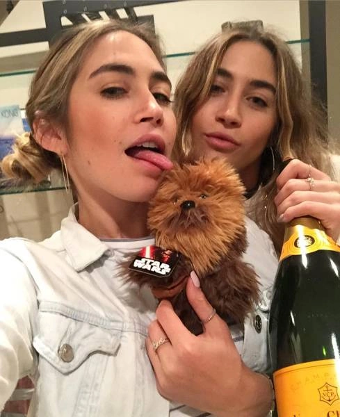 Сестри-близнятки роблять відверті фото з іграшками, після чого продають їх (13 фото) – фото 10