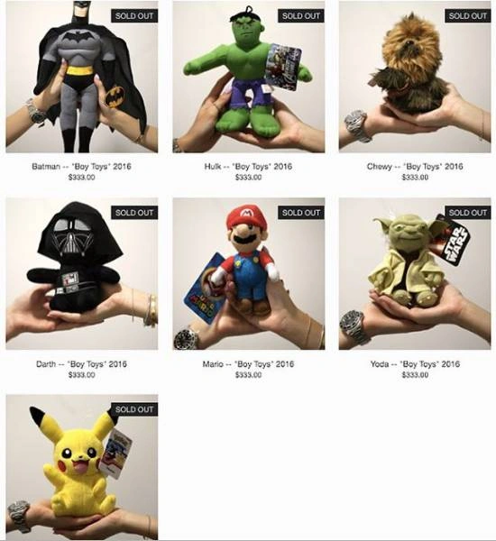 Сестри-близнятки роблять відверті фото з іграшками, після чого продають їх (13 фото) – фото 12