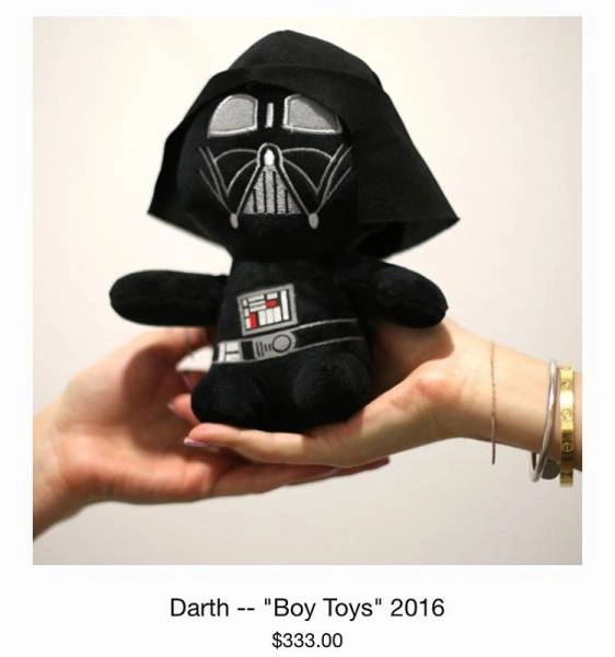 Сестри-близнятки роблять відверті фото з іграшками, після чого продають їх (13 фото) – фото 13