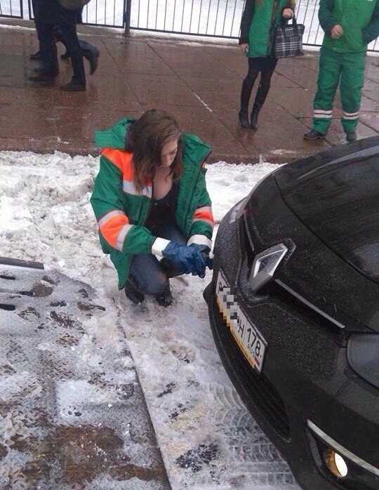 Евакуатор, якому не шкода залишити авто на штрафмайданчику (3 фото)