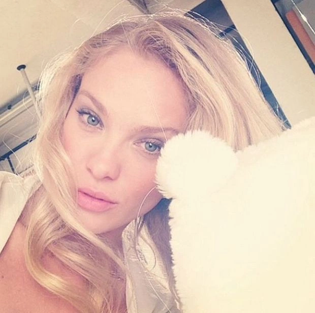 Емберлейт Вест та Крісті Гаррет стануть останніми "дівчатами місяця" журналу Playboy (20 фото) – фото 12