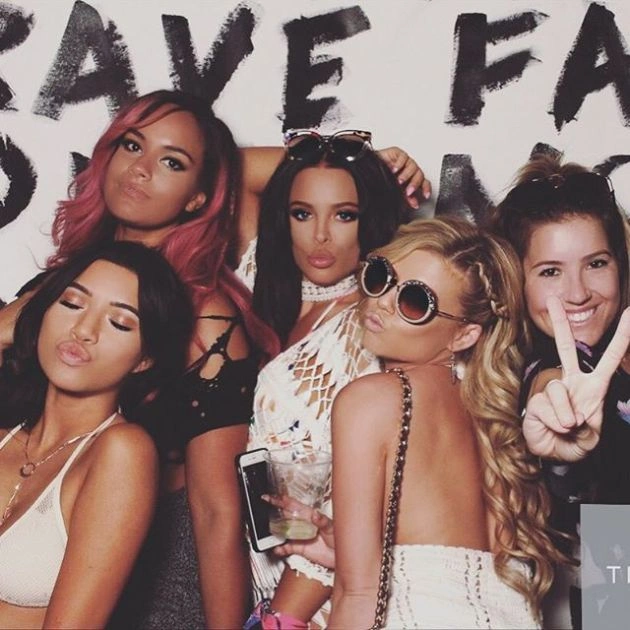 У США набирає популярність модель, схожа на Анджеліну Джолі (15 фото) – фото 12