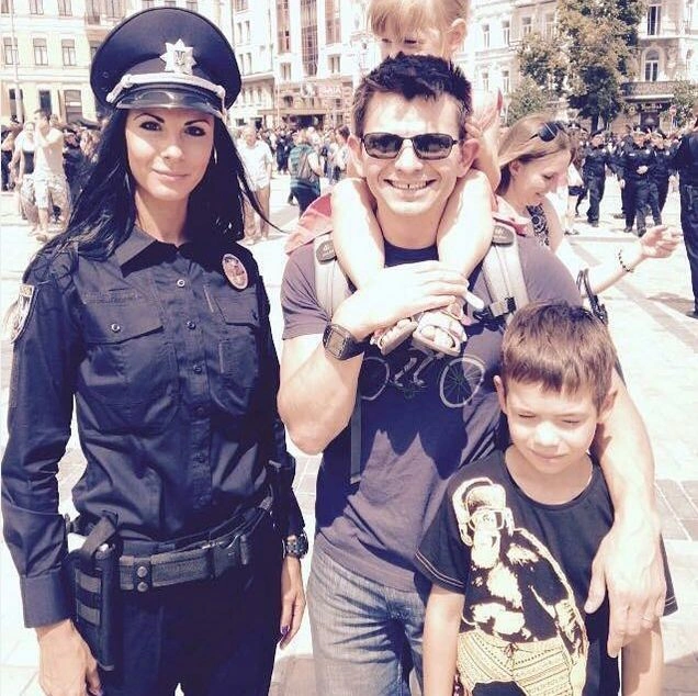 Новою зіркою мережі стала співробітниця патрульної поліції Києва Людмила Мілевич (19 фото) – фото 3