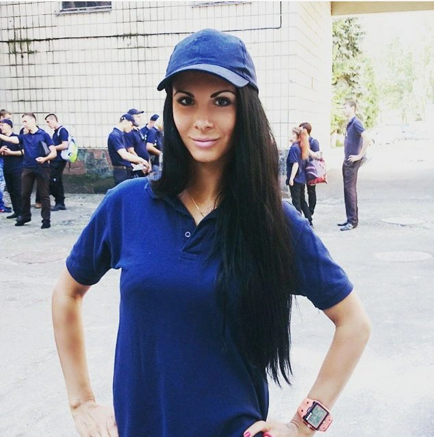 Новою зіркою мережі стала співробітниця патрульної поліції Києва Людмила Мілевич (19 фото) – фото 5