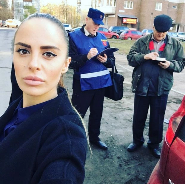 Діджея-госінспектора Елеонору Вербицьку (Елліс Секстон) звільнили через занадто сексуальну поведінку (17 фото) – фото 2