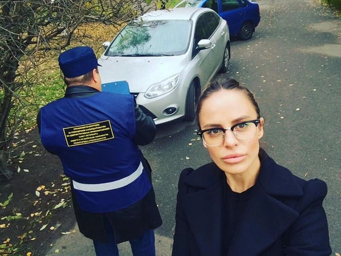 Діджея-госінспектора Елеонору Вербицьку (Елліс Секстон) звільнили через занадто сексуальну поведінку (17 фото) – фото 3