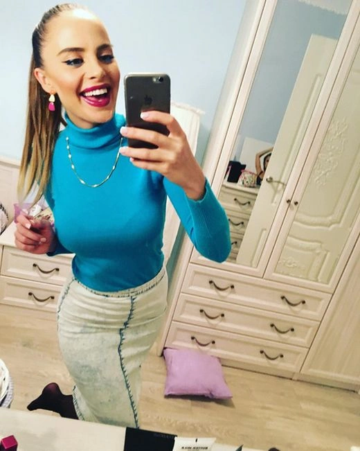 Діджея-госінспектора Елеонору Вербицьку (Елліс Секстон) звільнили через занадто сексуальну поведінку (17 фото) – фото 6