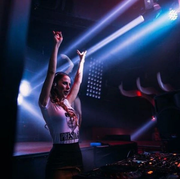 Діджея-госінспектора Елеонору Вербицьку (Елліс Секстон) звільнили через занадто сексуальну поведінку (17 фото) – фото 11