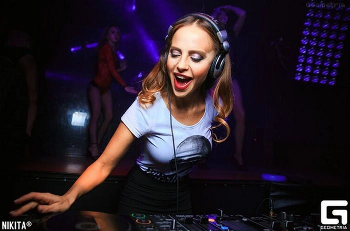 Діджея-госінспектора Елеонору Вербицьку (Елліс Секстон) звільнили через занадто сексуальну поведінку (17 фото) – фото 12