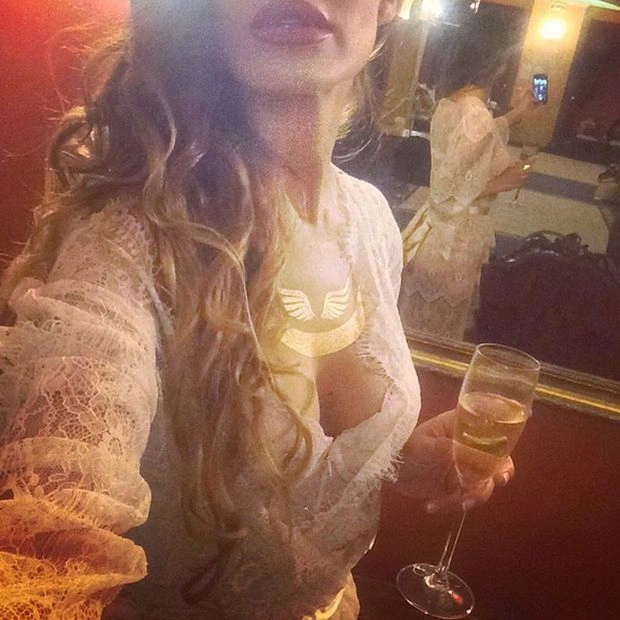 Діджея-госінспектора Елеонору Вербицьку (Елліс Секстон) звільнили через занадто сексуальну поведінку (17 фото) – фото 16