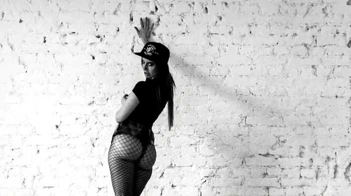 Діджея-госінспектора Елеонору Вербицьку (Елліс Секстон) звільнили через занадто сексуальну поведінку (17 фото) – фото 17