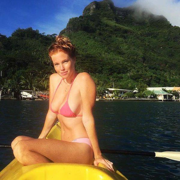 Чарівні дівчата у купальниках відпочивають під променями сонця (40 фото) – фото 25