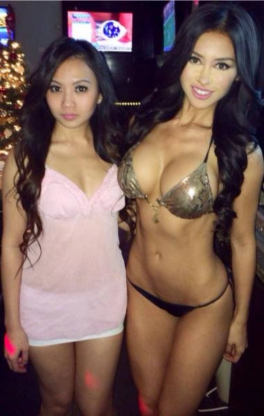 Смішні фото дівчат з великими грудьми та їх подругами (42 фото) – фото 3