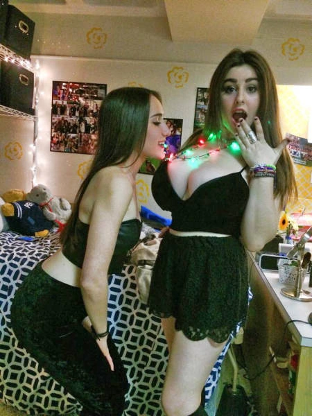 Смішні фото дівчат з великими грудьми та їх подругами (42 фото) – фото 9