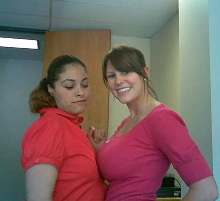 Смішні фото дівчат з великими грудьми та їх подругами (42 фото) – фото 10