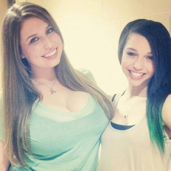 Смішні фото дівчат з великими грудьми та їх подругами (42 фото) – фото 25