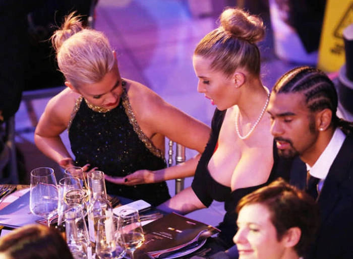 Смішні фото дівчат з великими грудьми та їх подругами (42 фото) – фото 31